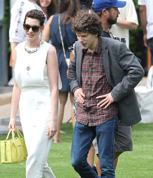 安妮海瑟薇挺孕肚出街,安妮海瑟薇项链珠宝