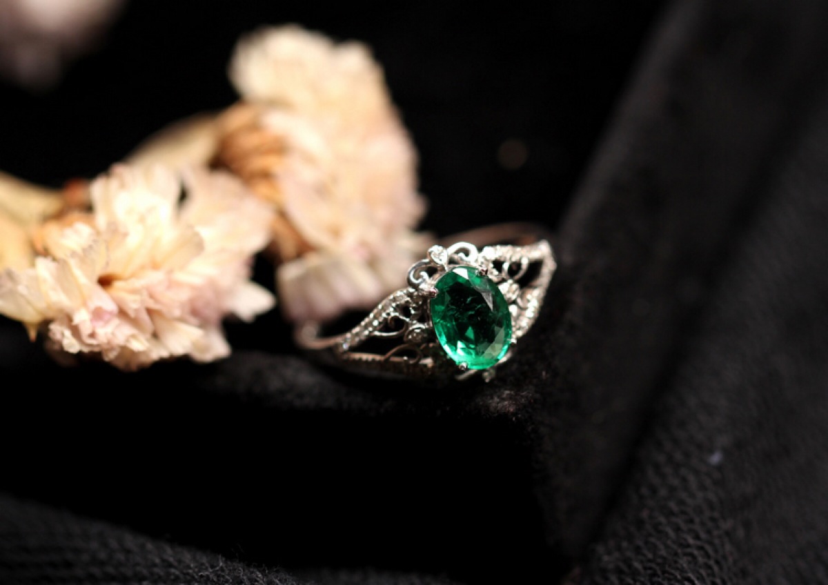 佩戴钻戒的寓意,佩戴祖母绿的好处