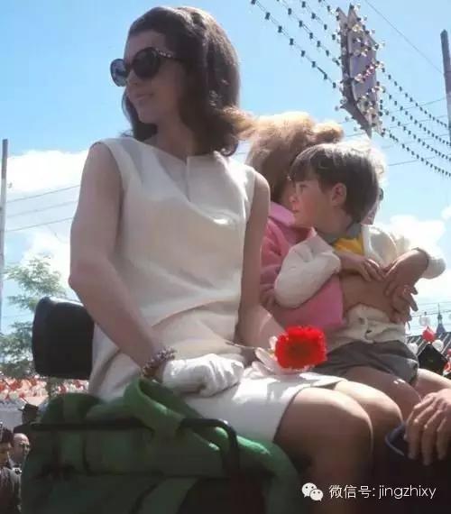 为什么世界各地的女性都喜欢红色,经典蒂芙尼钻戒