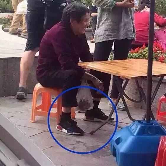 这双鞋有一个奇葩的名字,想必你们都知道了,叫TMD!