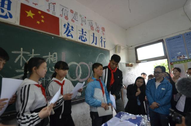 梦想100分公益计划走进遵义亚洲足球先生郑智为孩子加油鼓劲