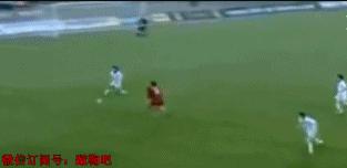 GIF-幸运女神的微笑！躺着也能进球！