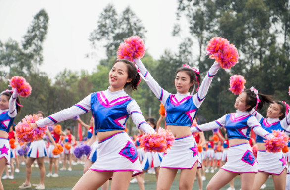 大学啦啦队选拔靠“偶遇”短裙长腿一字马是标配