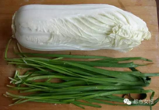 她把洋葱塞进*袜丝**里,竟有意外的惊喜!老公佩服得五体投地!