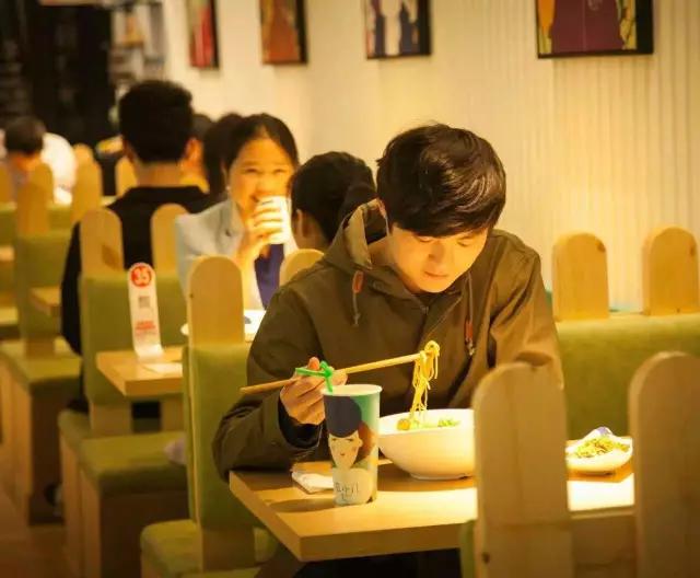 她卖了所有家产，花400万做了一家面馆，洗碗阿姨都有股份