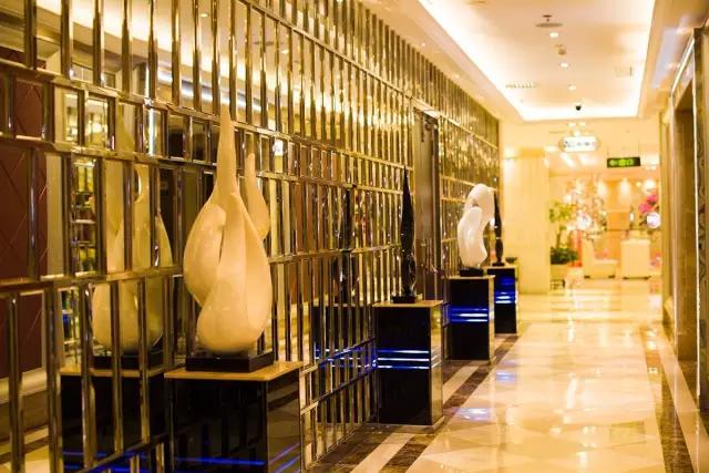 白酒一斤半，啤酒随你灌做了25年夜场她依然宛若少女