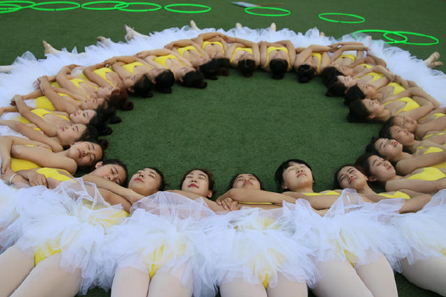 大学啦啦队选拔靠“偶遇”短裙长腿一字马是标配