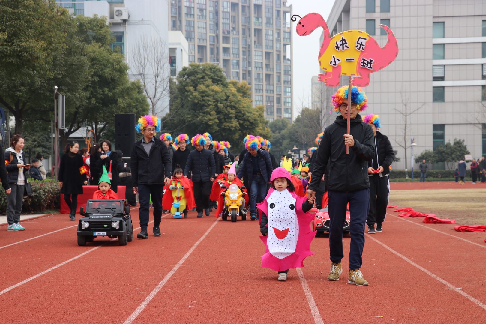 国外幼儿园亲子运动会,宝宝们亲子运动会