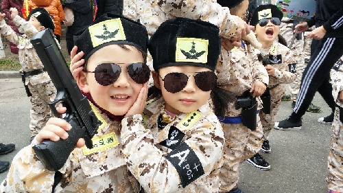 亲子运动会家长摔倒一大片,幼儿园搞运动会家长猝死