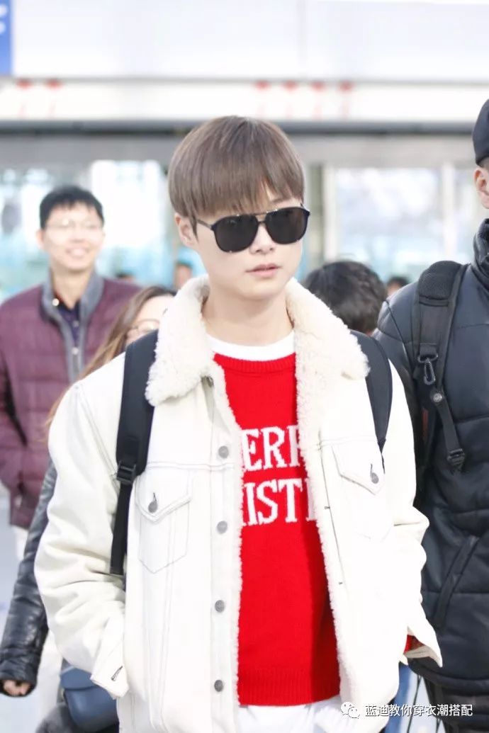 明星*服私**｜李宇春王丽坤吴昕机场*服私**，活动*服私**搭配