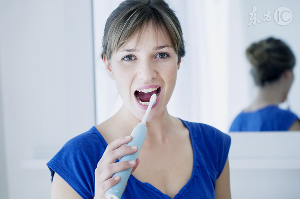 用电动牙刷刷牙还需要来回动吗,电动牙刷刷牙的正确方法视频教程