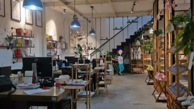 她卖了所有家产，花400万做了一家面馆，洗碗阿姨都有股份