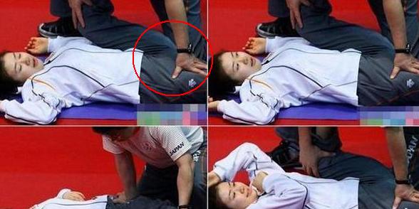 教练运动员在旁边热身,教练的手放哪呢