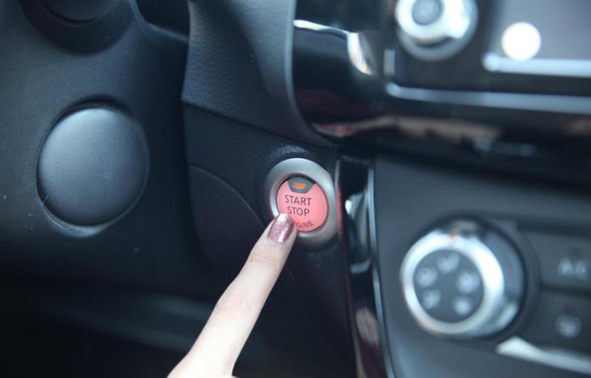 圣诞节热恋生活日记,开着轩逸陪女朋友搜集北京的圣诞树