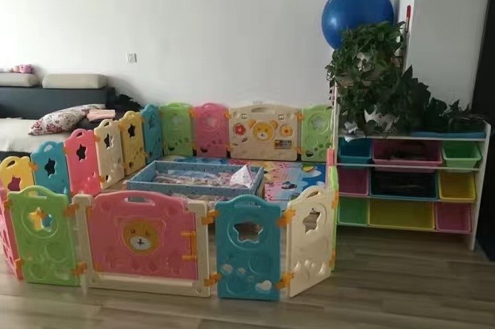 几个宝妈带娃去游乐场玩,带孩子去游乐场玩的宝妈