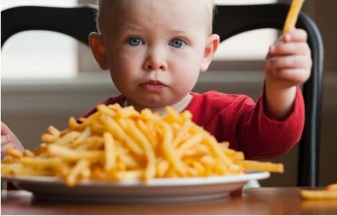宝宝吃太饱是不是不好睡,儿童晚上吃得太饱对身体有害吗