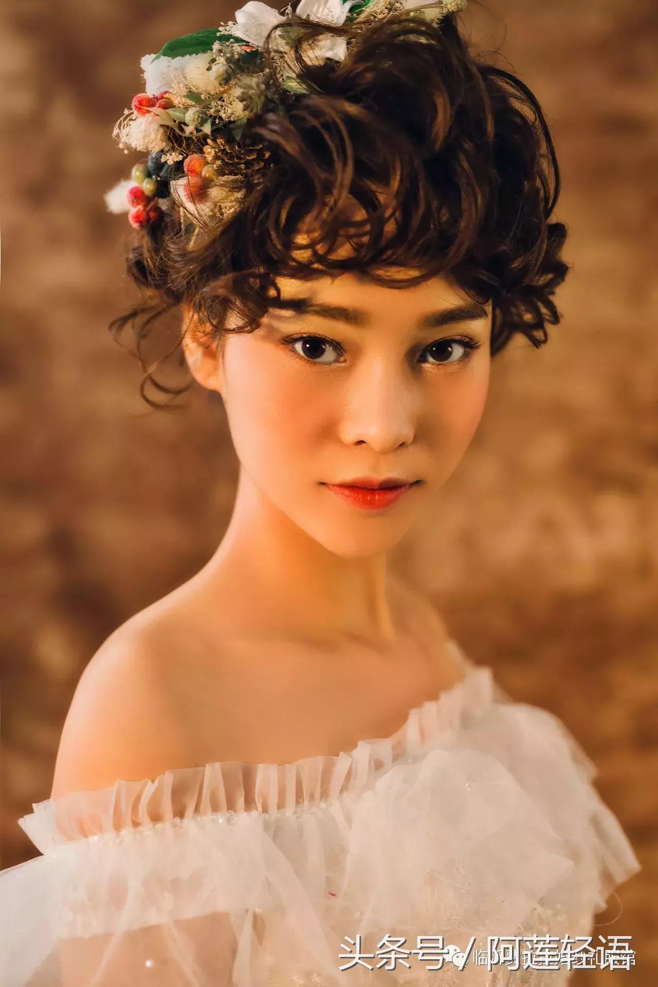 临沂这家店订购婚纱礼就赠送婚礼跟妆！还有定制充电宝赠送哦