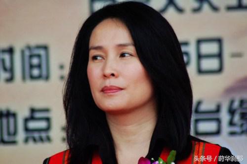 他曾是万千少女的梦中男神，为情约定三十年至今仍未娶！