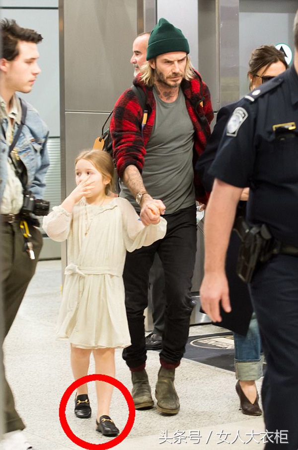 机场保安护送维多利亚·贝克汉姆一家人,贝小七Gucci皮鞋引潮流