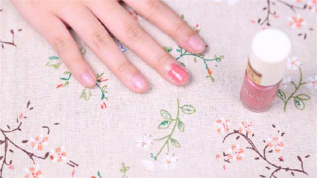 抹指甲油有什么用,油性指甲油和水性指甲油怎么卸掉