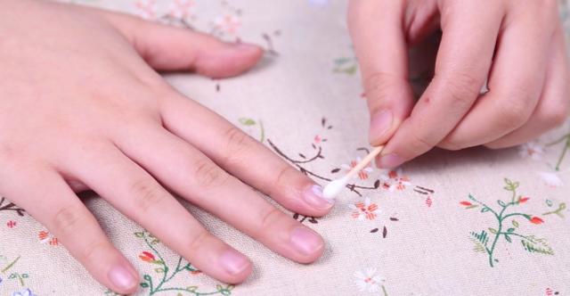 抹指甲油有什么用,油性指甲油和水性指甲油怎么卸掉