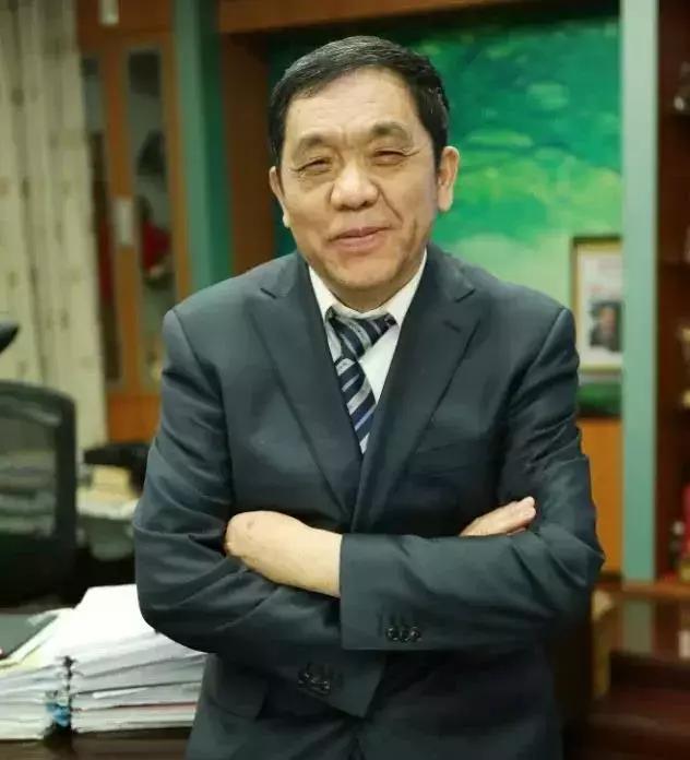 誓做寒酸首富，因父亲嘲笑创办医药物流九州通，用《毛选》管企业