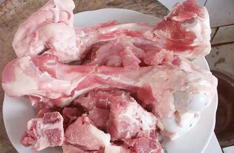 大骨熬好汤骨头捞出来要盖盖子吗,大骨头炖好啦泡在汤里还是捞出来