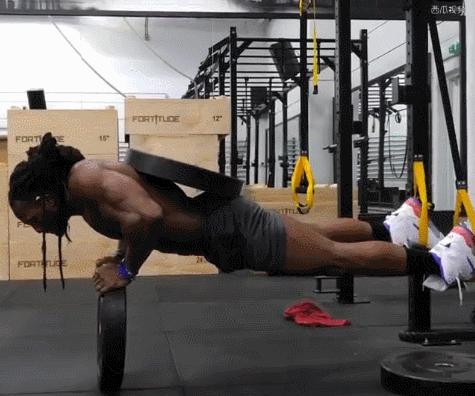 OUT啦！快来学习TRX，打造清晰壮硕的腹肌的同时增强你的核心