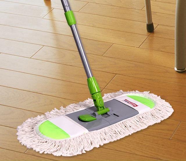 保洁怎么拖地板,地板拖不干净老是雾蒙蒙的粘脚印