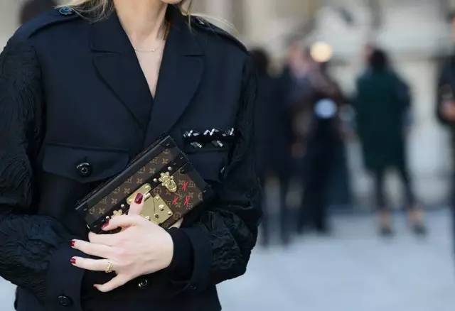 别不开心了,来看看这些红到发紫的包包吧!