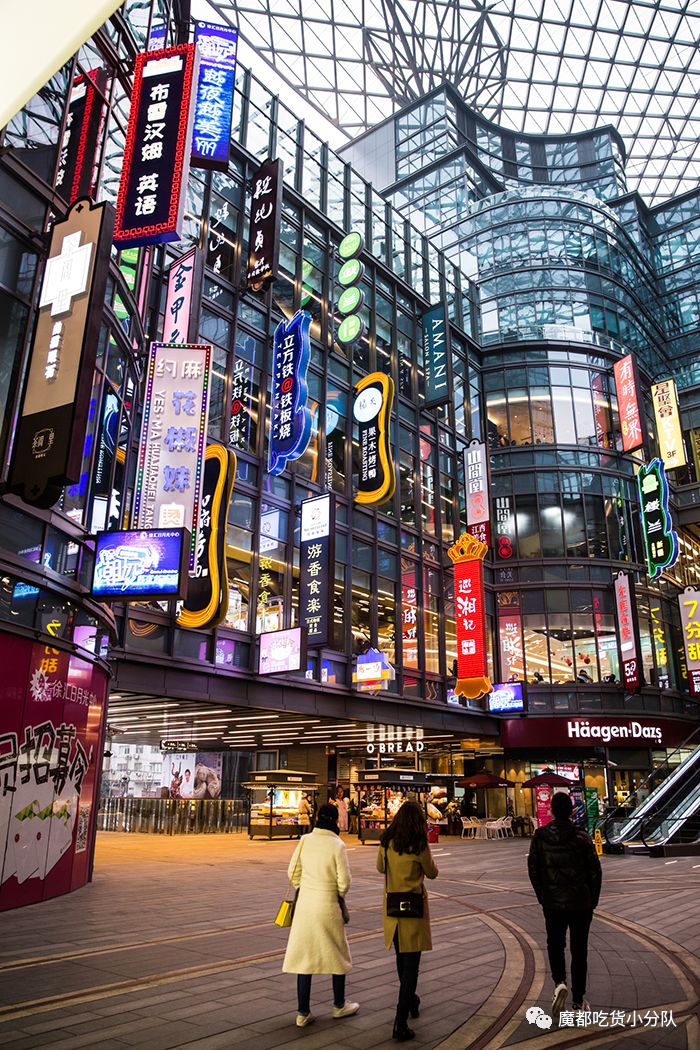 端不动的鱼缸鸡尾酒，边嚼边喝