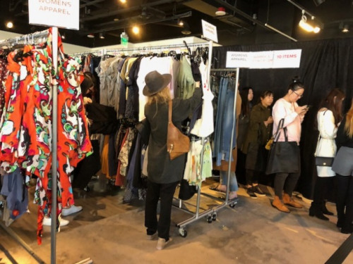 顶风冒雪抢热销产品美国华人代购自嘲“拿命搏”