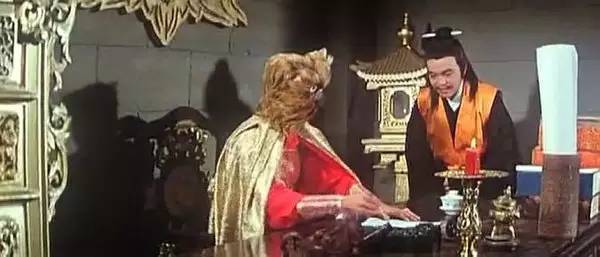 无厘头鼻祖，竟然是某大导演全家齐上阵黑武侠片的这部喜剧