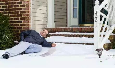 下雪地滑，小心摔疼“尾巴”