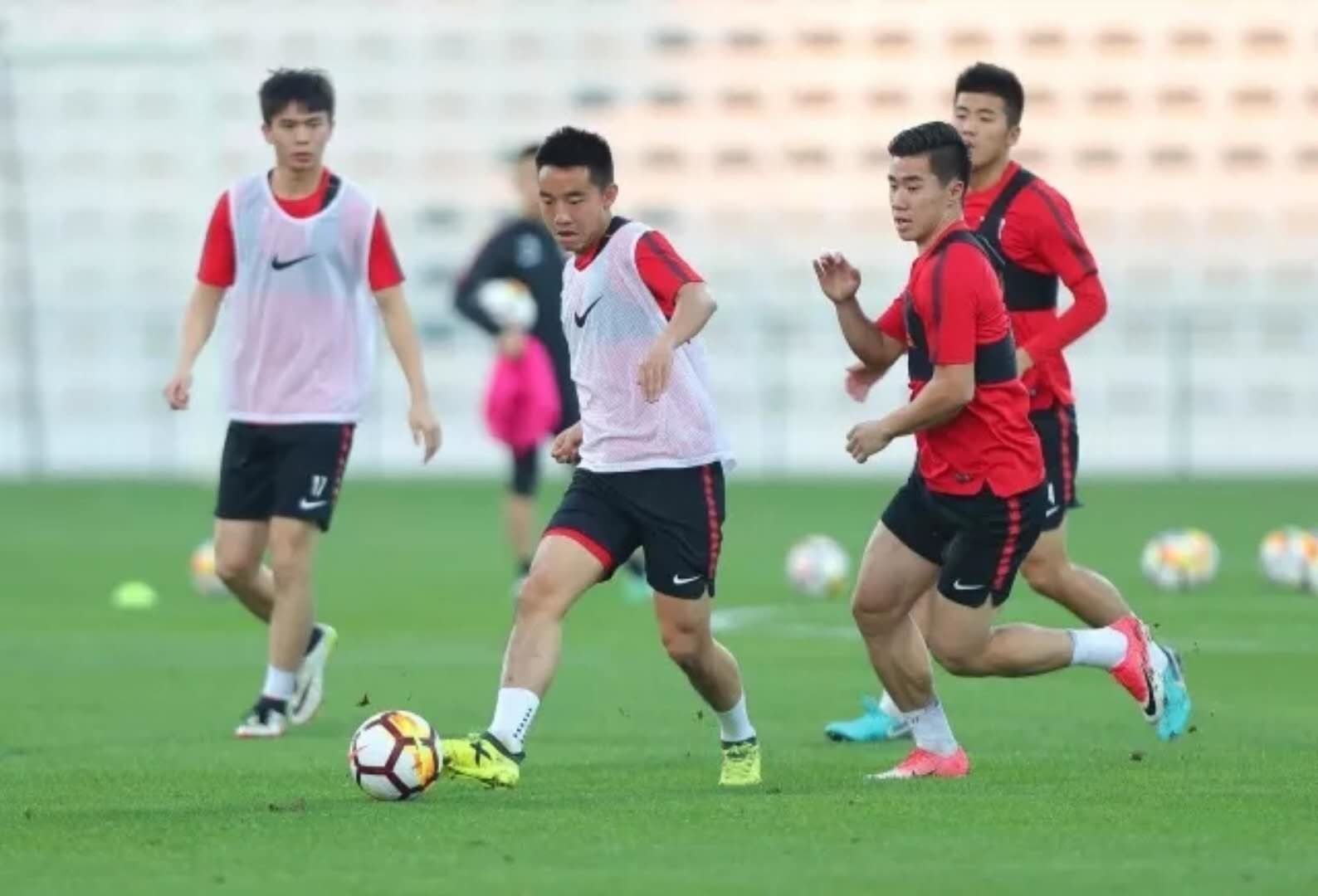 上港迪拜冬训,2020上海上港比赛前训练照片