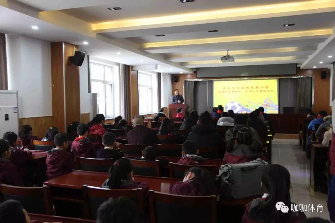 这所学校建成没几年，就被定为全国足球特色学校，厉害了！