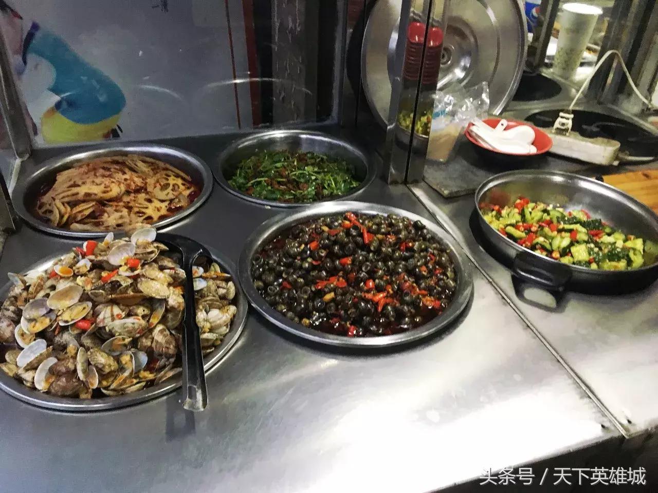 短短一条三百米的街，竟让人从白天走到黑夜……