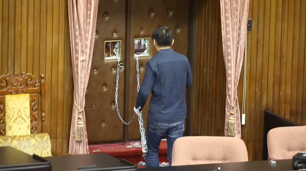 夜宿“立法院”铁链锁大门蔡英文果真会度日如年？