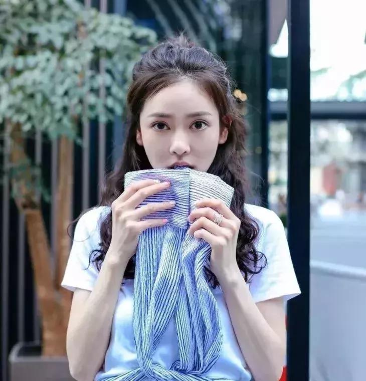 红色挑心系列美甲,明星同款纯色美甲推荐