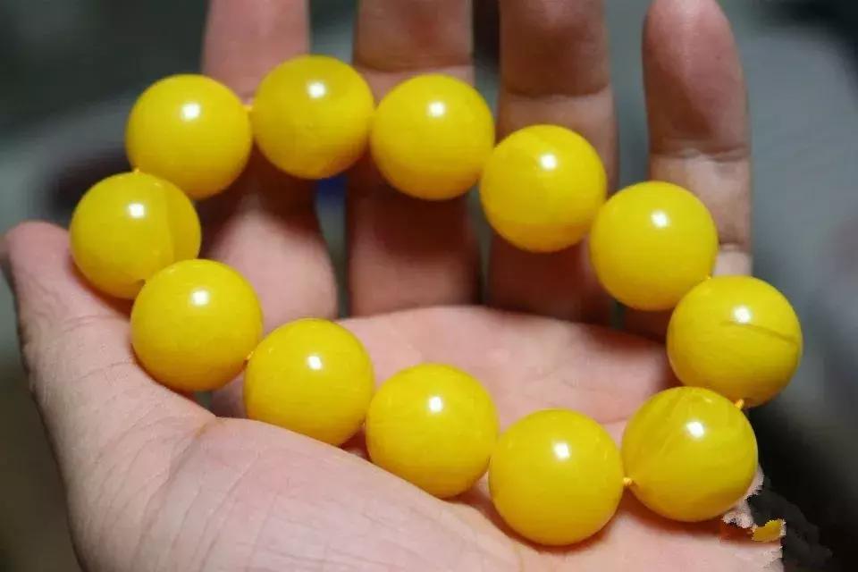 蜜蜡鸡油黄的好还是骨瓷白的好,琥珀蜜蜡鸡油黄好还是带红皮的好