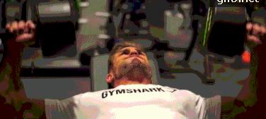 胸肌训练如何收紧胸肌,胸肌大训练方法健身房