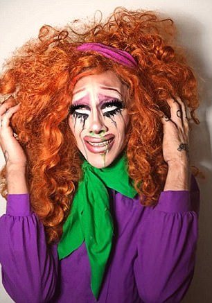 英国奇葩伪娘化妆大师：每天变换风格356天不重样