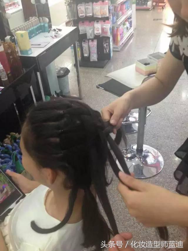 编发教程拉拉队,三股瀑布辫编发步骤图解
