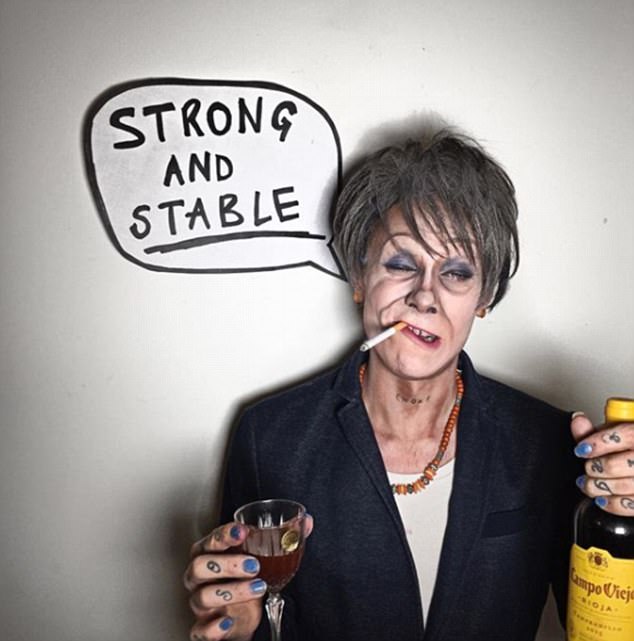 英国奇葩伪娘化妆大师：每天变换风格356天不重样