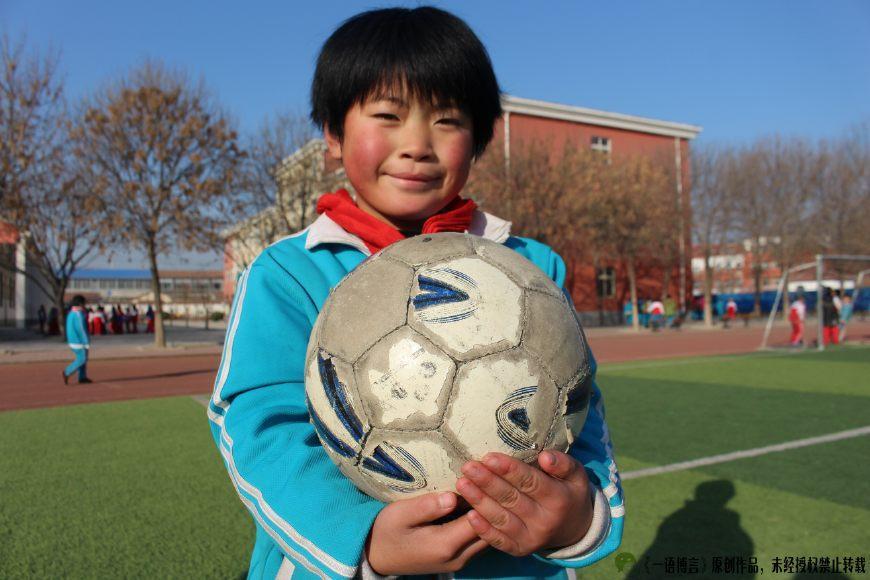谁说寒门再难出贵子？山东农村小学一支女足队一踢成名！
