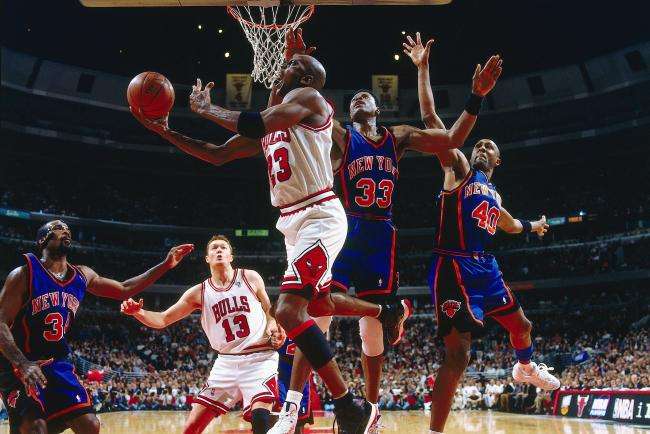 “扭麻花式”上篮谁最夸张？欧文云淡风轻，威少像踩风火轮！