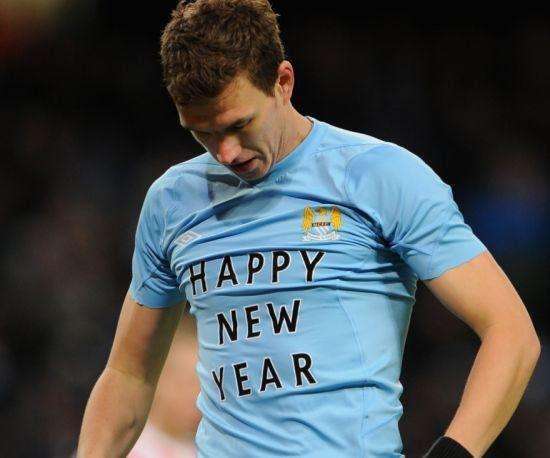 球星卡卡的内衣广告,球员球衣里面套的衣服是啥