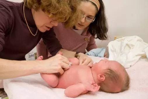 新生儿脐带和皮肤护理方法指导:错误的做法会让孩子受罪!