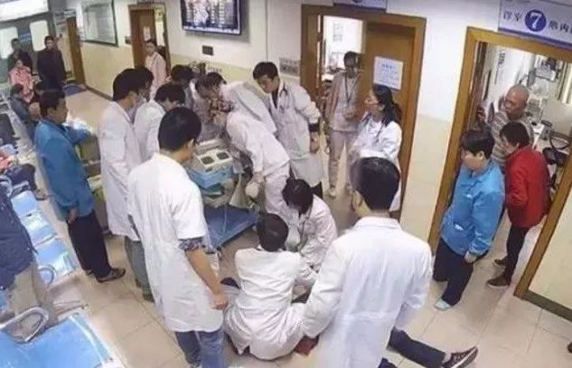 小学生跳楼教师处理结果,湘潭一学生跳楼