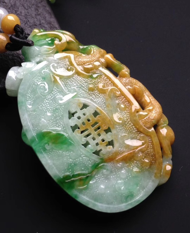 女人戴什么样式的黄金吊坠寓意好,项链吊坠款式是花形代表什么寓意